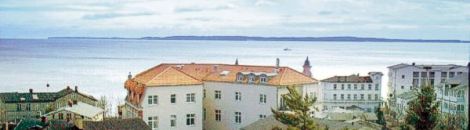 Blick vom Balkon über die Sassnitzer Altstadt auf die Ostsee